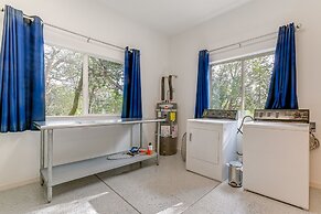 Charming Grants Pass Cottage w/ Patio & Gas Grill!