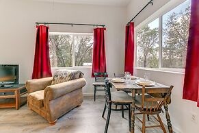 Charming Grants Pass Cottage w/ Patio & Gas Grill!