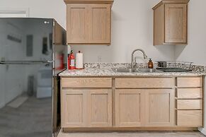 Charming Grants Pass Cottage w/ Patio & Gas Grill!