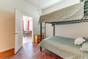 Charming Grants Pass Cottage w/ Patio & Gas Grill!