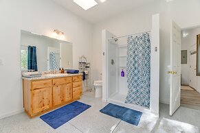 Charming Grants Pass Cottage w/ Patio & Gas Grill!