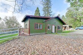 Charming Grants Pass Cottage w/ Patio & Gas Grill!