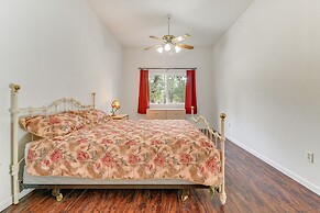 Charming Grants Pass Cottage w/ Patio & Gas Grill!