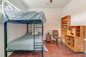 Charming Grants Pass Cottage w/ Patio & Gas Grill!