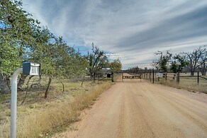 Art Ranch Fredericksburg Home 13 Mi to Main Street