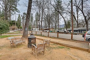 Charming Lakehead Cabin: Walk to Shasta Lake!