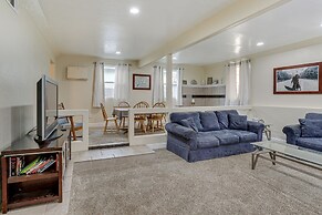 Charming Lakehead Cabin: Walk to Shasta Lake!