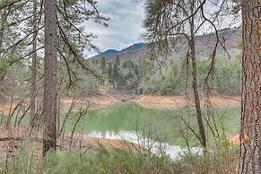 Charming Lakehead Cabin: Walk to Shasta Lake!