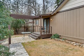 Charming Lakehead Cabin: Walk to Shasta Lake!