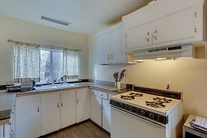 Charming Lakehead Cabin: Walk to Shasta Lake!