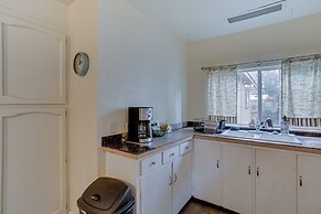 Charming Lakehead Cabin: Walk to Shasta Lake!