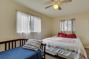 Charming Lakehead Cabin: Walk to Shasta Lake!