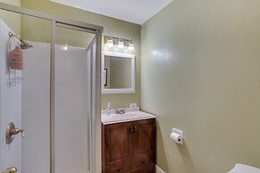 Charming Lakehead Cabin: Walk to Shasta Lake!