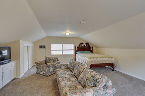 Charming Lakehead Cabin: Walk to Shasta Lake!