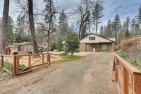 Charming Lakehead Cabin: Walk to Shasta Lake!