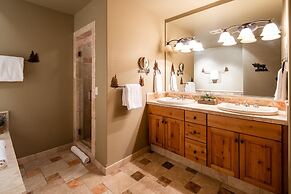 5 Hidden Trail 4 Bedroom Home by Moonlight Basin Lodging