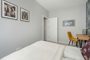 Apartment With Desk in Poznan by Renters
