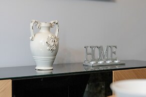 Apartment With Desk in Poznan by Renters