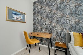 Apartment With Desk in Poznan by Renters