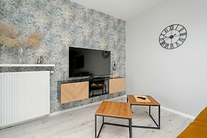 Apartment With Desk in Poznan by Renters