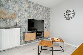 Apartment With Desk in Poznan by Renters