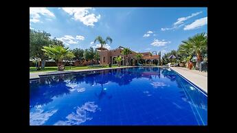 Villa With Heated Pool and Breakfast Included - by Feelluxuryholidays