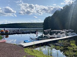 Pocono Retreat -1 Mile to Lake and Skiing