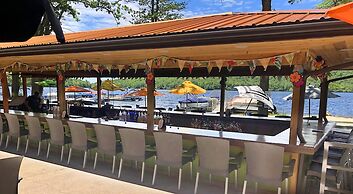 Pocono Retreat -1 Mile to Lake and Skiing