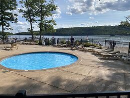 Pocono Retreat -1 Mile to Lake and Skiing