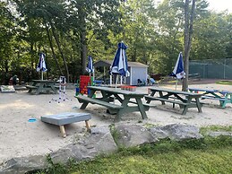 Pocono Retreat -1 Mile to Lake and Skiing