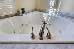 Pocono Retreat -1 Mile to Lake and Skiing