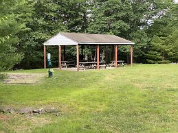 Pocono Retreat -1 Mile to Lake and Skiing