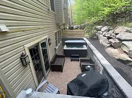 Pocono Retreat -1 Mile to Lake and Skiing