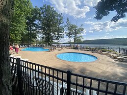 Pocono Retreat -1 Mile to Lake and Skiing