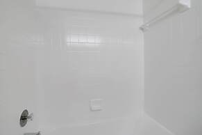 Charming Elegance Crystal City Apartment