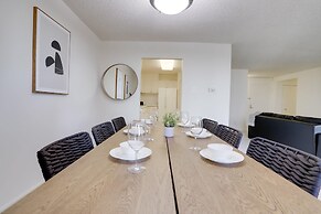 Charming Elegance Crystal City Apartment