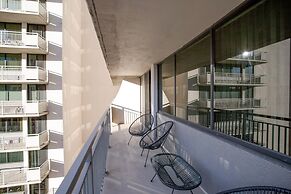 Charming Elegance Crystal City Apartment