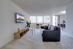 Charming Elegance Crystal City Apartment