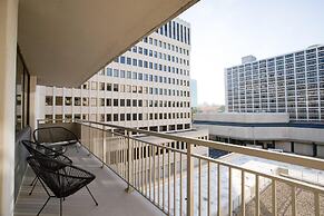 Charming Elegance Crystal City Apartment