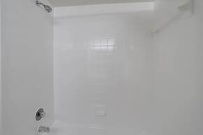 Charming Elegance Crystal City Apartment