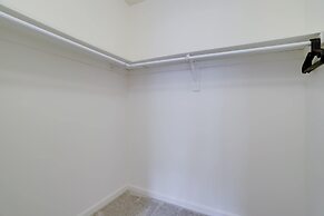 Charming Elegance Crystal City Apartment