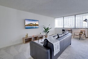 Charming Elegance Crystal City Apartment