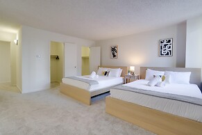 Charming Elegance Crystal City Apartment