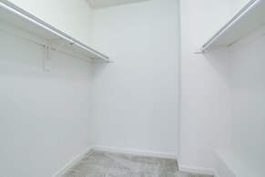 Charming Elegance Crystal City Apartment