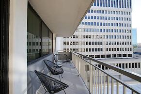 Charming Elegance Crystal City Apartment