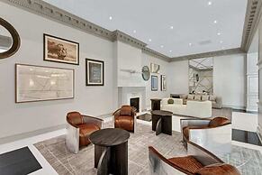 Charming Elegance Crystal City Apartment