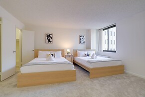 Charming Elegance Crystal City Apartment