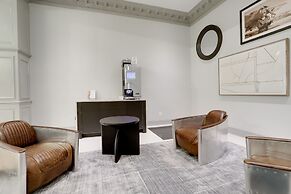 Charming Elegance Crystal City Apartment