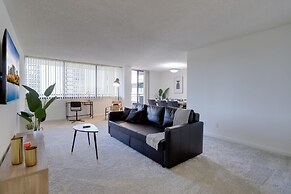 Charming Elegance Crystal City Apartment
