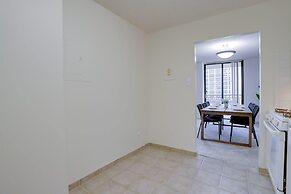 Charming Elegance Crystal City Apartment